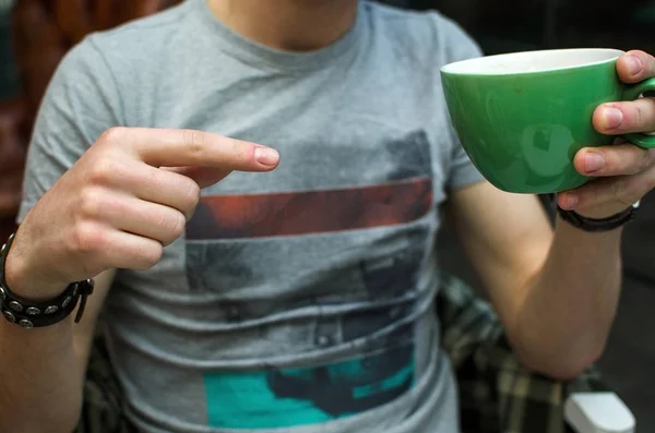 Fiatal férfi forró kávét iszik — Stock Fotó