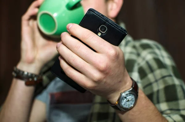 Hombre joven usando su teléfono celular — Foto de Stock