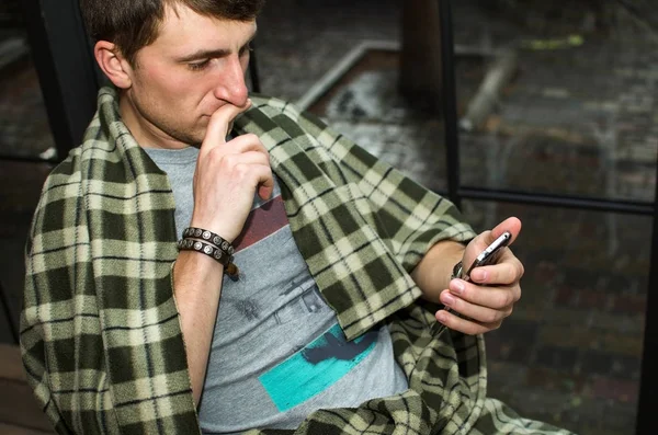 Hombre joven usando su teléfono celular — Foto de Stock