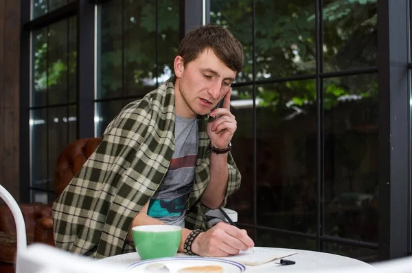 Hombre joven usando su teléfono celular — Foto de Stock