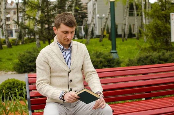 El joven está leyendo un libro. — Foto de Stock