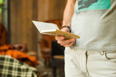 Genç adam onun defter kullanma