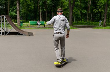 Kaykay ile genç adam