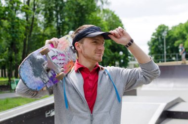 Kaykay ile genç adam