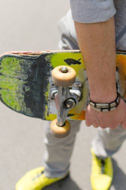 Kaykay ile genç adam