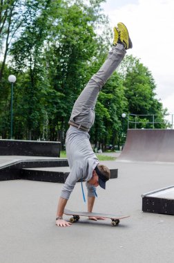 Kaykay ile genç adam