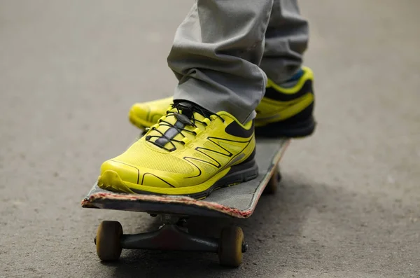 Jeune homme avec le skateboard — Photo