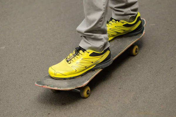 Jovem com o skate — Fotografia de Stock