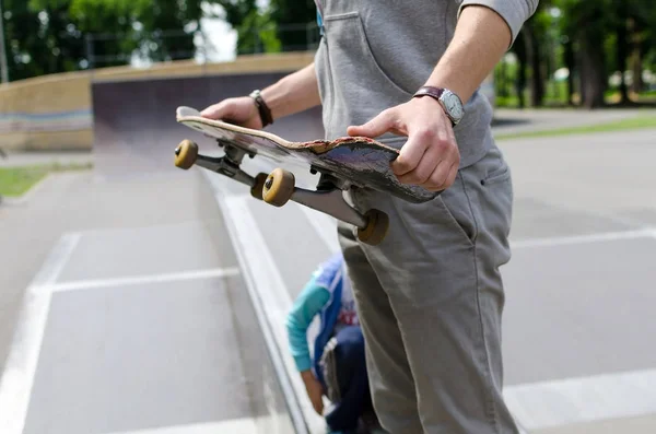 Jovem com o skate — Fotografia de Stock