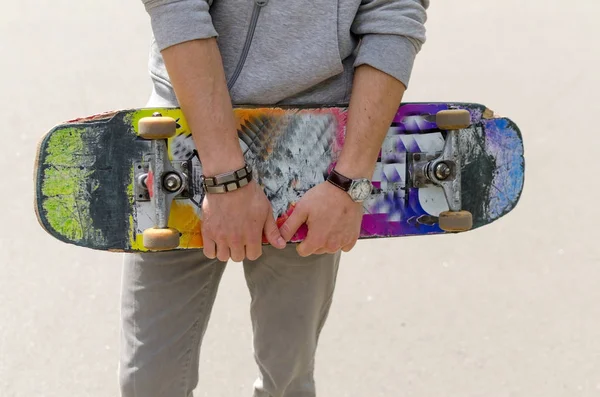 Giovane con lo skateboard — Foto Stock