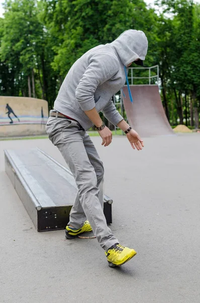 젊은 남자는 스케이트 보드와 — 스톡 사진