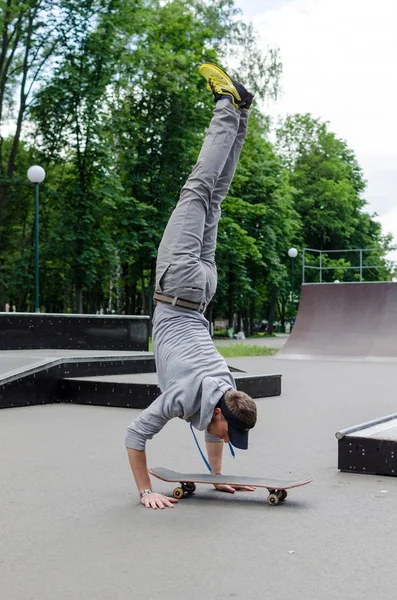 젊은 남자는 스케이트 보드와 — 스톡 사진