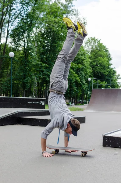 Mladý muž s skateboard — Stock fotografie