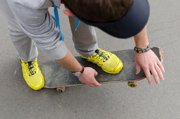 Jovem com o skate — Fotografia de Stock