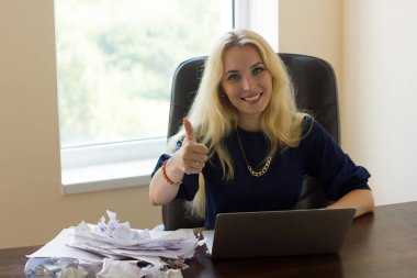 Belgeleri yığını olan kadın