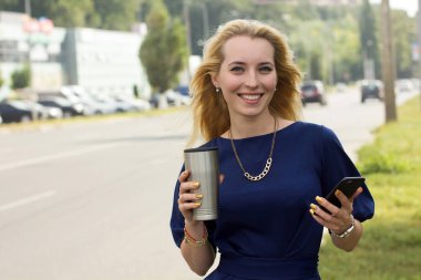 cep telefonu ile kadın taksi yakalıyor