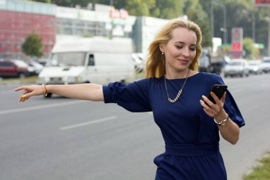 cep telefonu ile kadın taksi yakalıyor