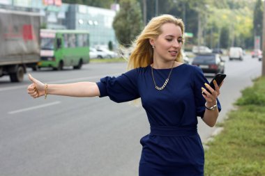 cep telefonu ile kadın taksi yakalıyor