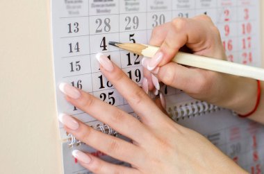 Kadın notlar içinde belgili tanımlık takvim yapma