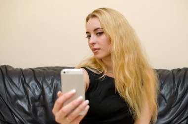 genç kadın selfie yapma