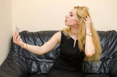 genç kadın selfie yapma