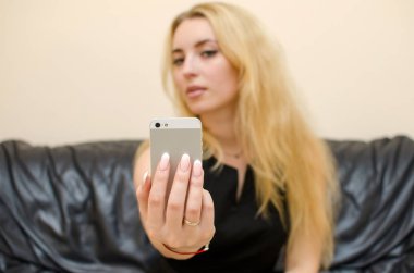 genç kadın selfie yapma