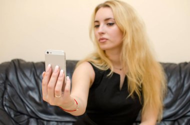 genç kadın selfie yapma