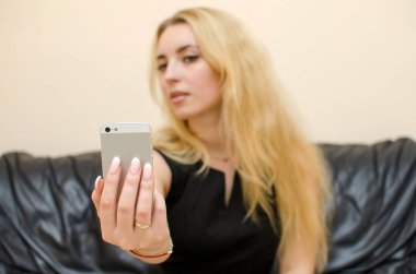 genç kadın selfie yapma