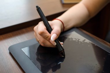 Grafik tablet kullanan genç kadın