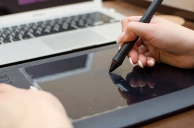 Grafik tablet kullanan genç kadın