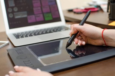 Grafik tablet kullanan genç kadın