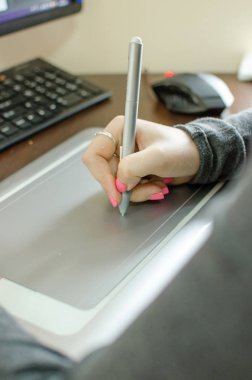 Grafik tablet kullanan genç kadın