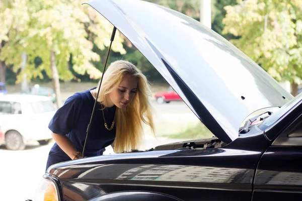 Frau repariert Auto unter der Motorhaube — Stockfoto