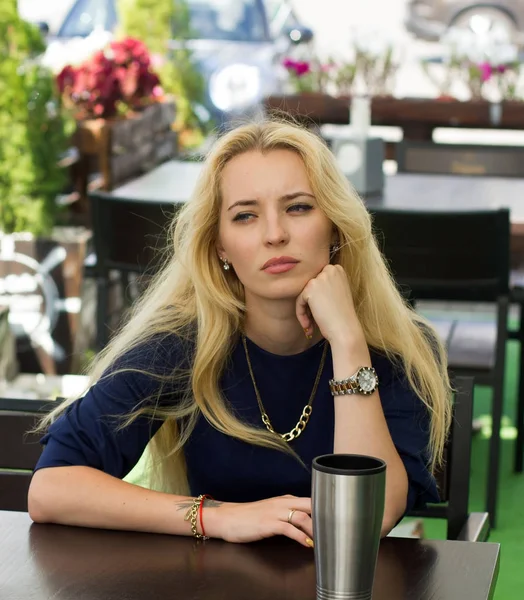 Mujer rubia está sentada en el café — Foto de Stock