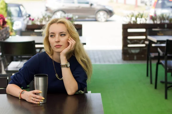 Blond kvinna sitter i caféet — Stockfoto