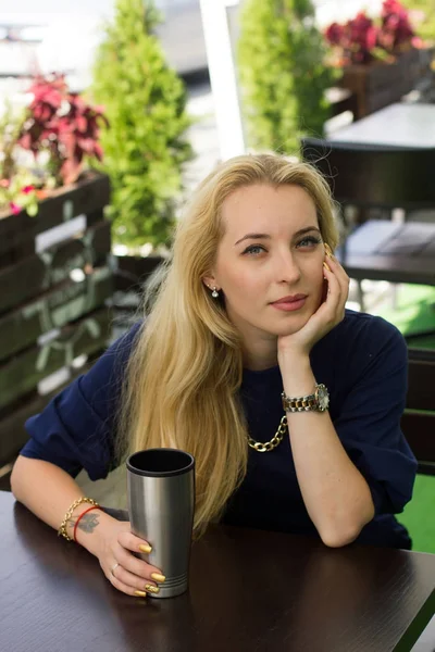 Mujer rubia está sentada en el café —  Fotos de Stock