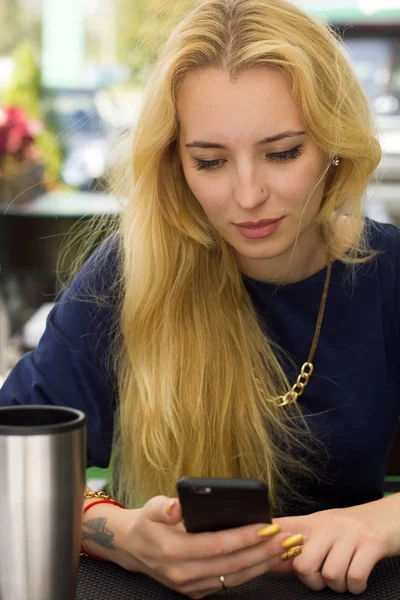 Mujer con el celular en la cafetería — Foto de Stock