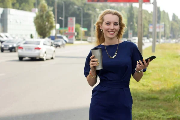 Kvinna med mobiltelefon är fånga taxi — Stockfoto