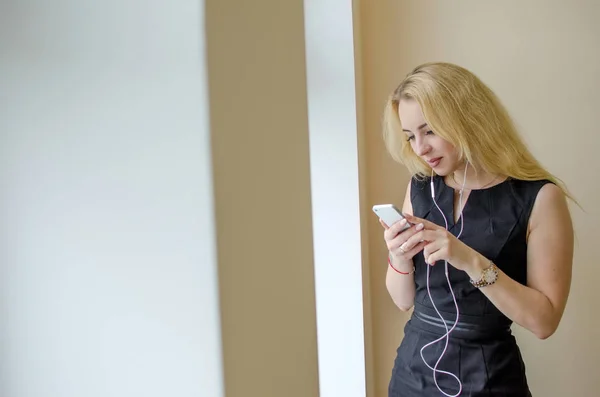 Mujer joven escuchando música — Foto de Stock