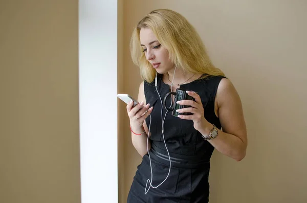 Mujer joven escuchando música — Foto de Stock