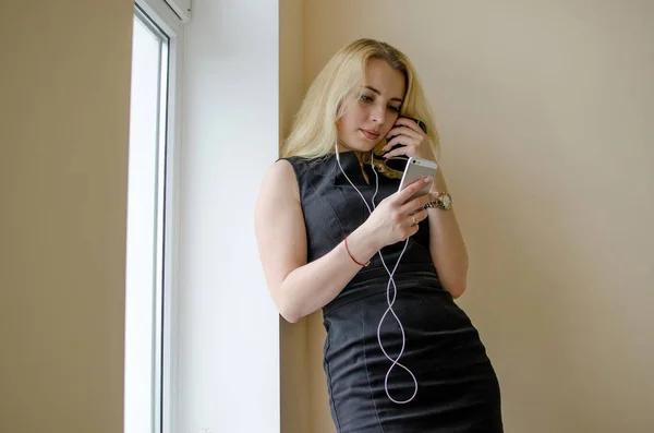 Mujer joven escuchando música — Foto de Stock