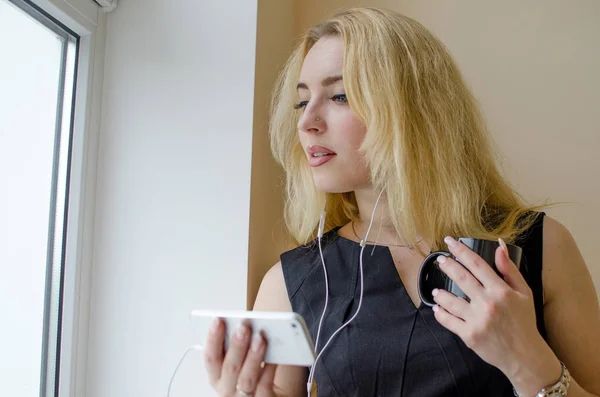 Mujer joven escuchando música — Foto de Stock