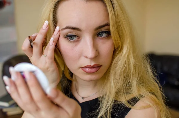 Unga blonda kvinnan att göra make-up — Stockfoto