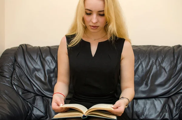 Mujer joven leyendo un libro —  Fotos de Stock