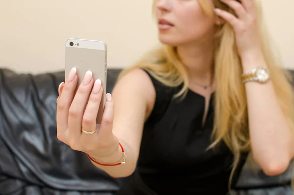 Mujer joven haciendo selfie — Foto de Stock