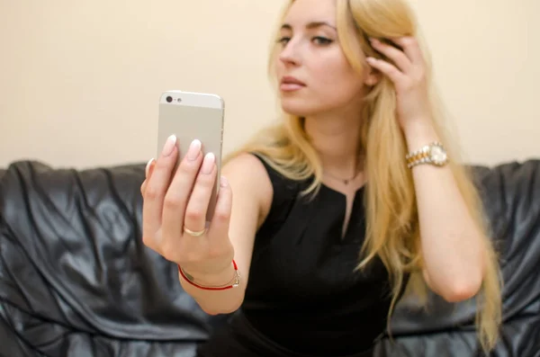 Mujer joven haciendo selfie — Foto de Stock