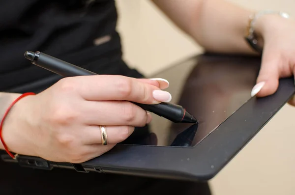 Mujer joven usando tableta gráfica — Foto de Stock