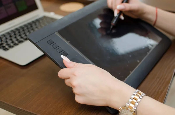 Mujer joven usando tableta gráfica — Foto de Stock