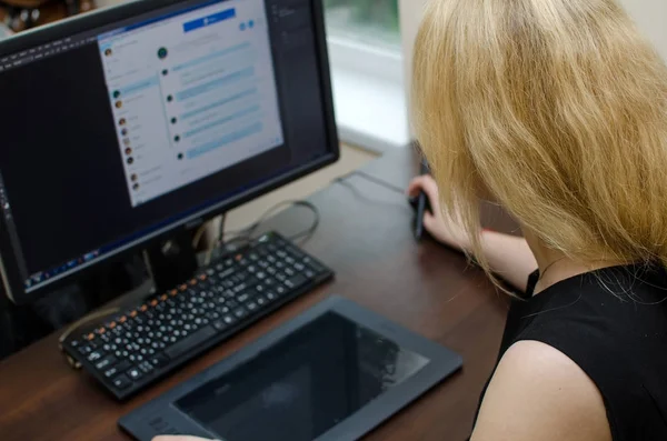 Mujer joven usando tableta gráfica — Foto de Stock