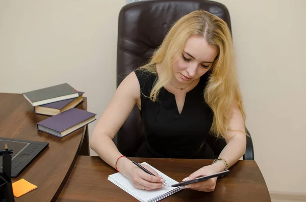 Mujer joven con la tableta —  Fotos de Stock